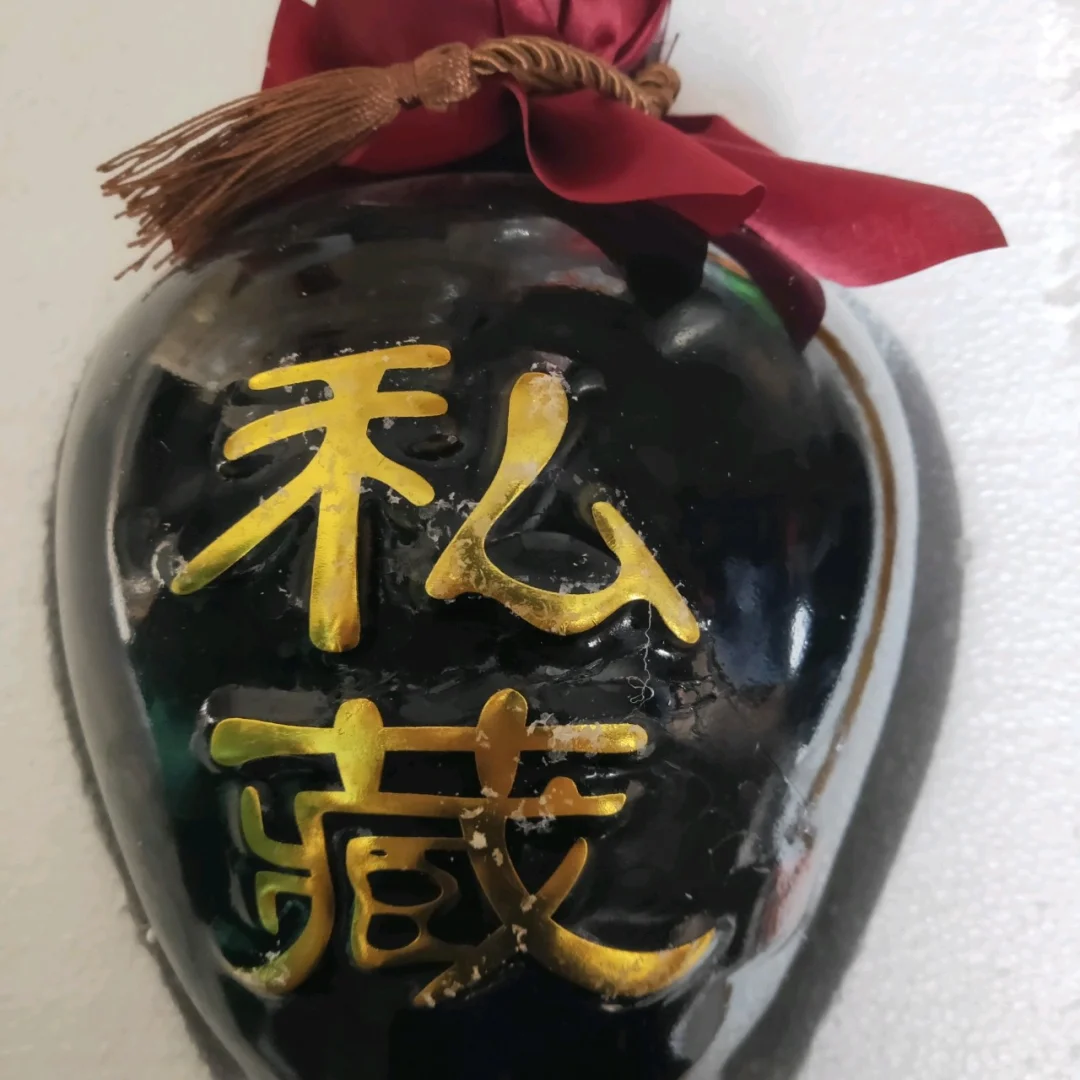 自家酒厂生产的纯粮食酿的高粱酒。