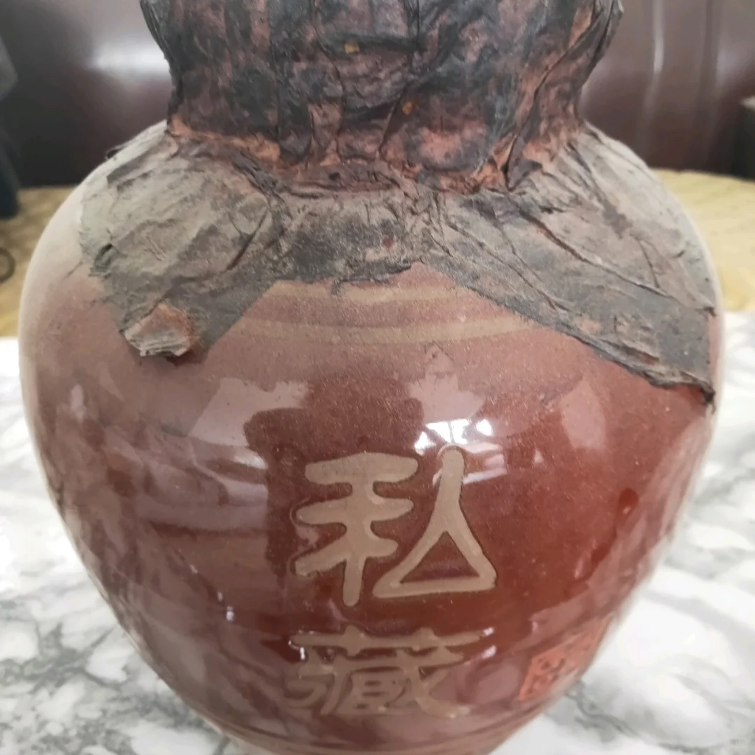 自家酒厂生产的纯粮食酿的高粱酒。