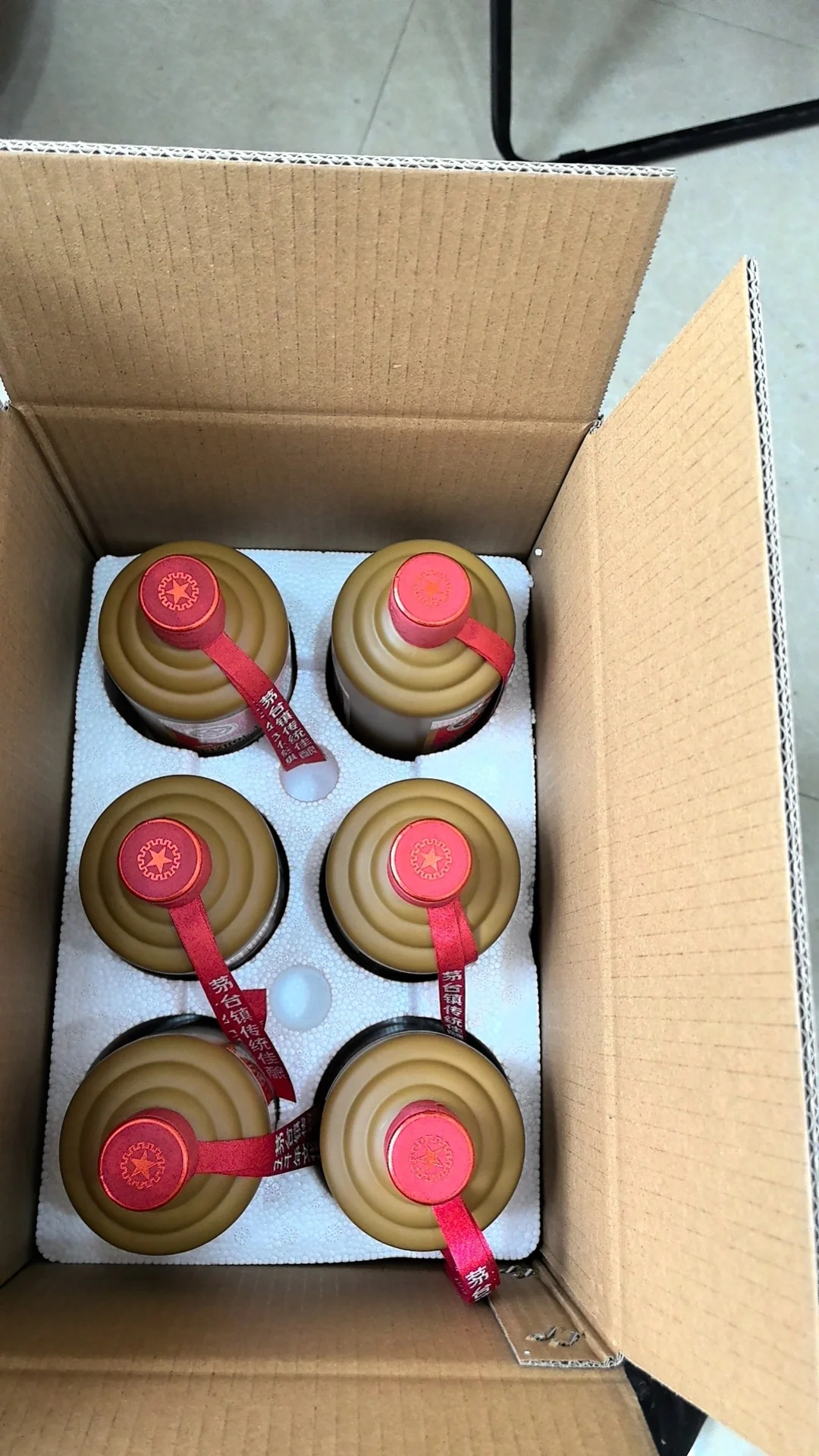 一人独饮，酱香口粮酒，入口棉柔，回味持久