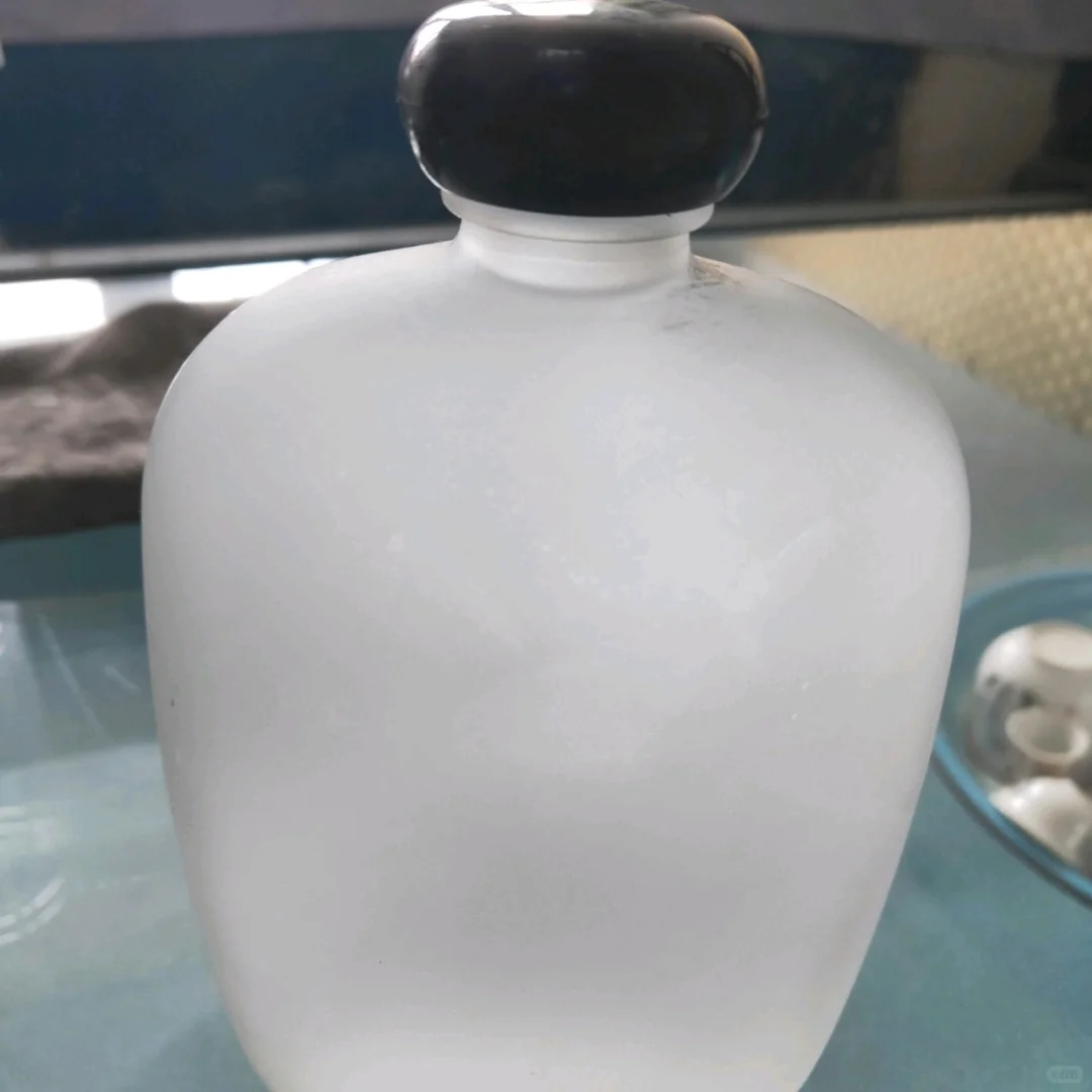 自家酒厂生产的纯粮食酿的高粱酒。