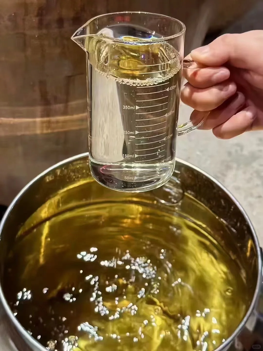 一人独饮，酱香口粮酒，入口棉柔，回味持久