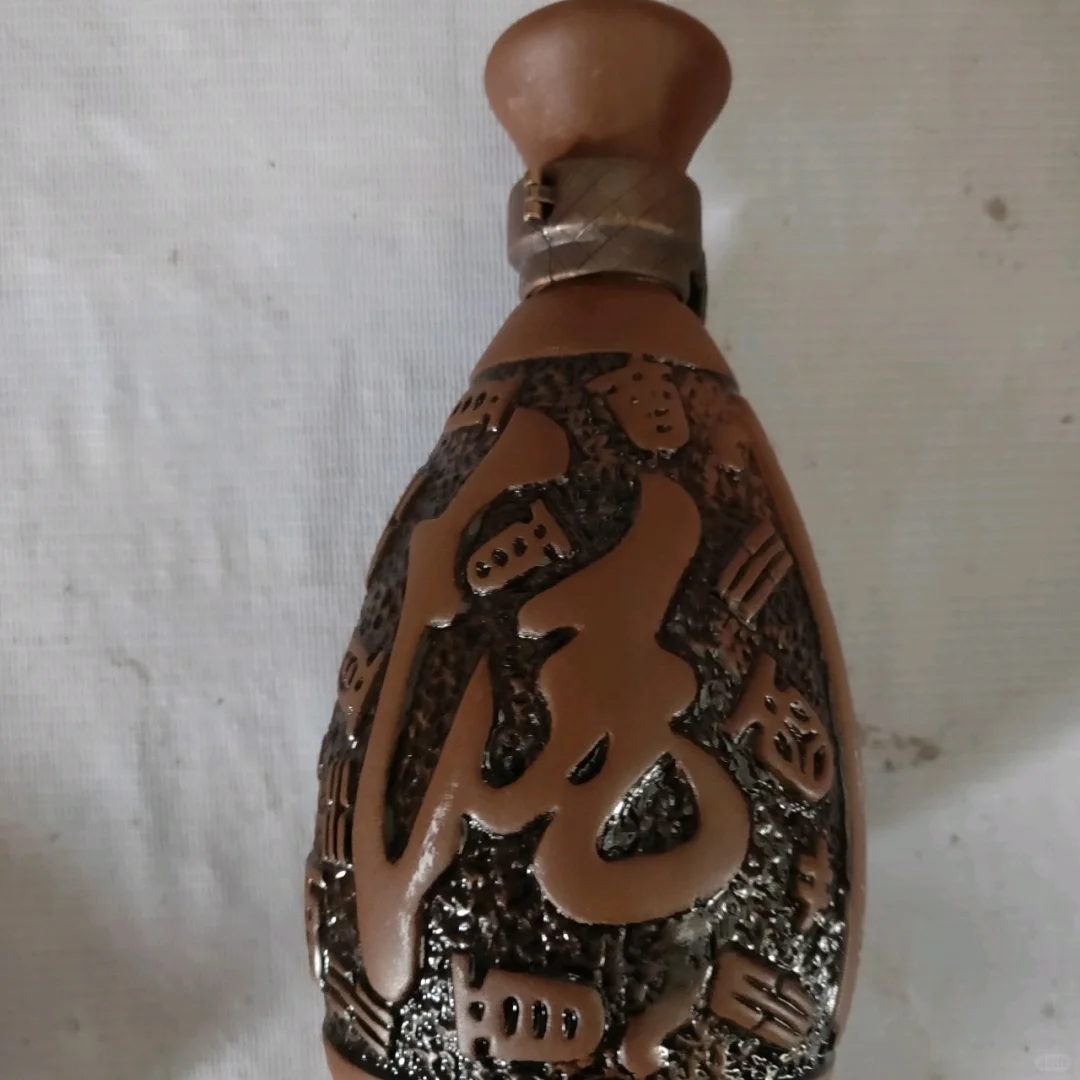 自家酒厂生产的纯粮食酿的高粱酒。