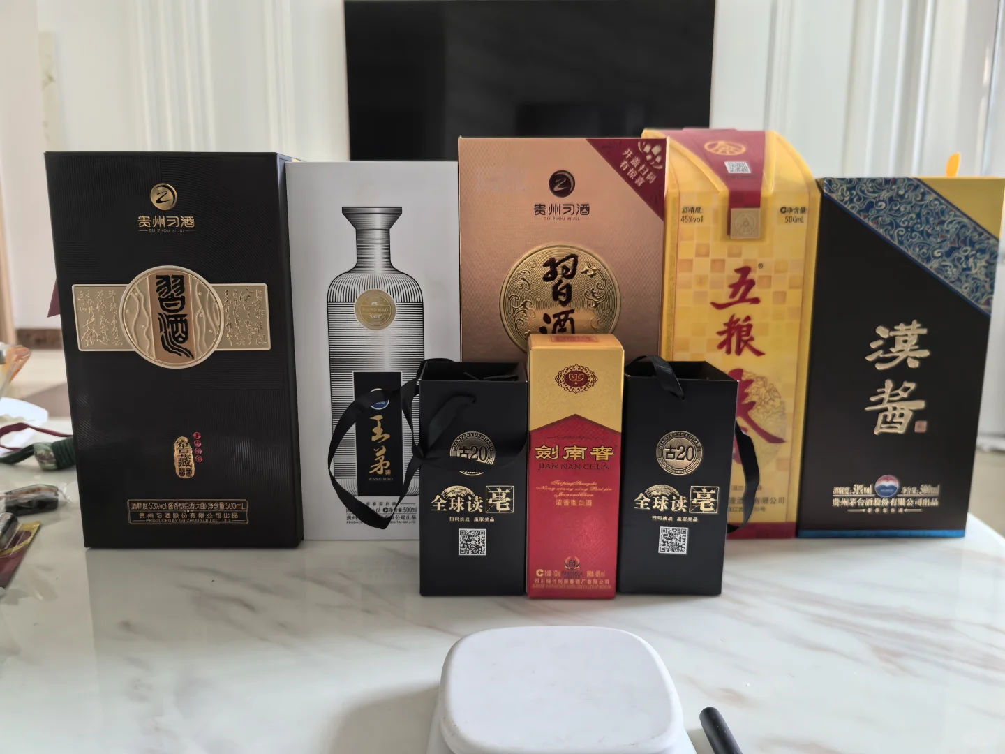 不爱喝白酒的人默默买了很多酒