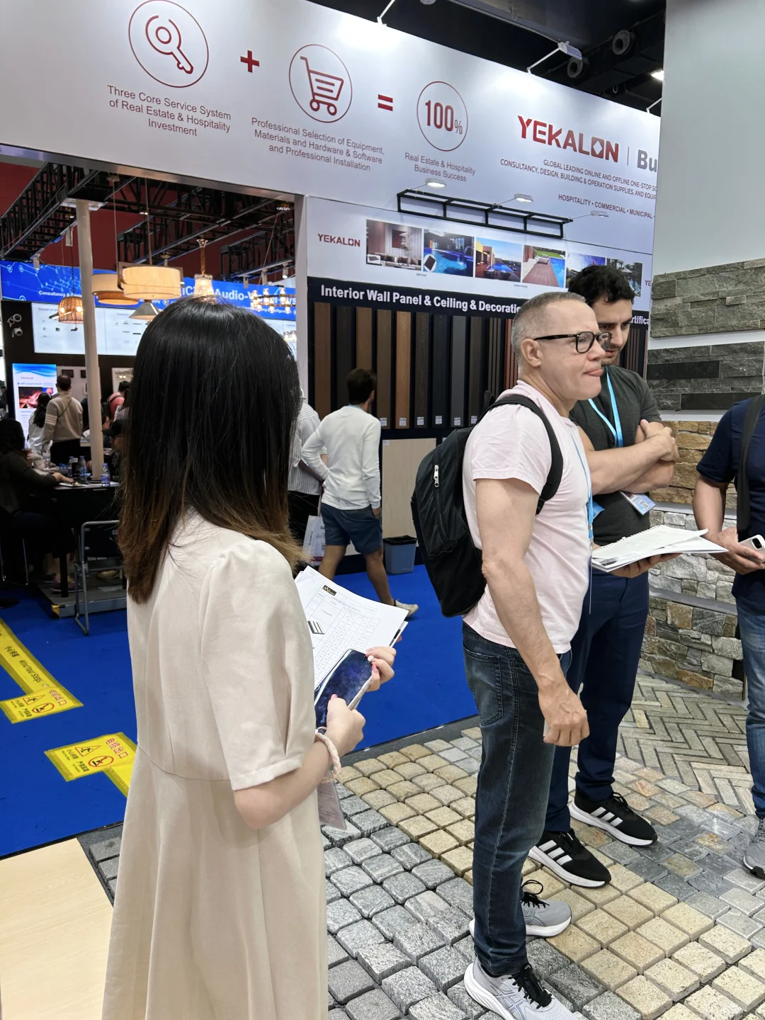 广外丨05女大在广交会一周怒赚3000+