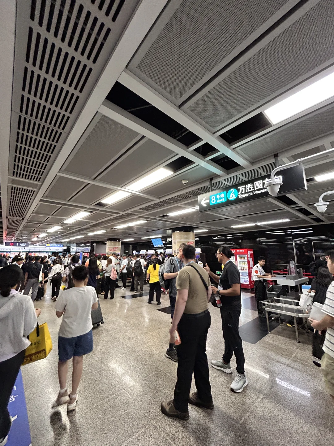 广交会，外国人挤外国人……