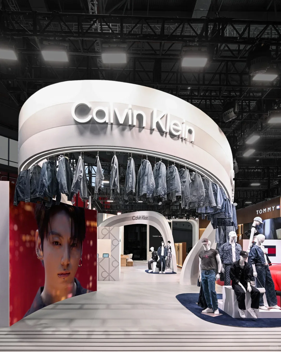 从进博会看趋势:品牌展台艺术 + 科技应用