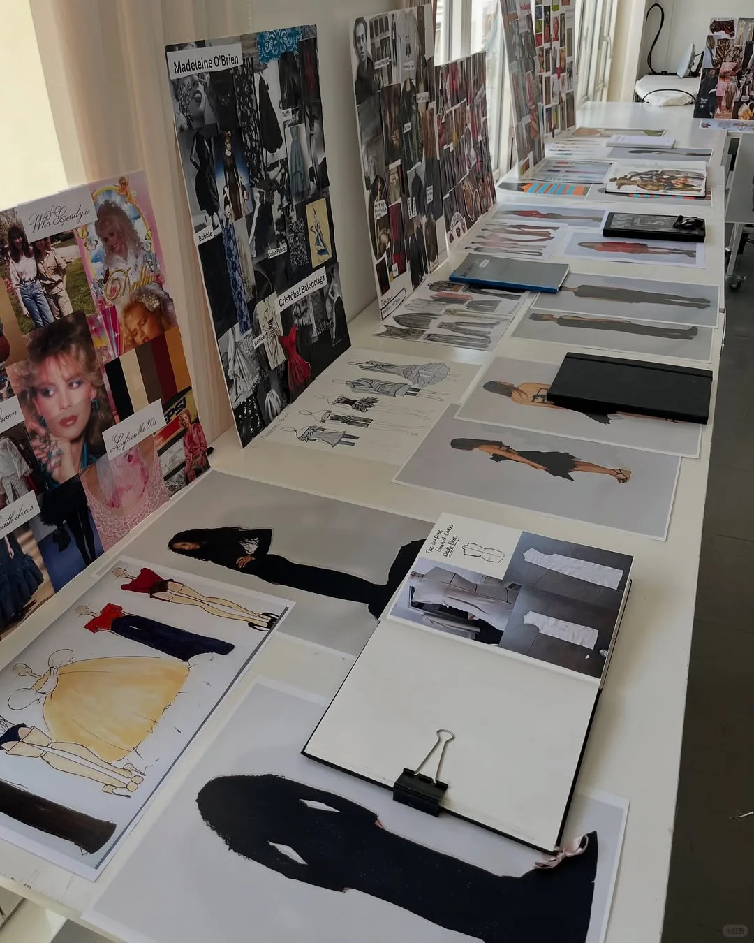 ✨帕森斯巴黎教室里的小型时装展?