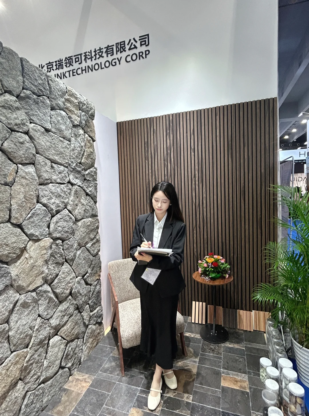 广外丨05女大在广交会一周怒赚3000+