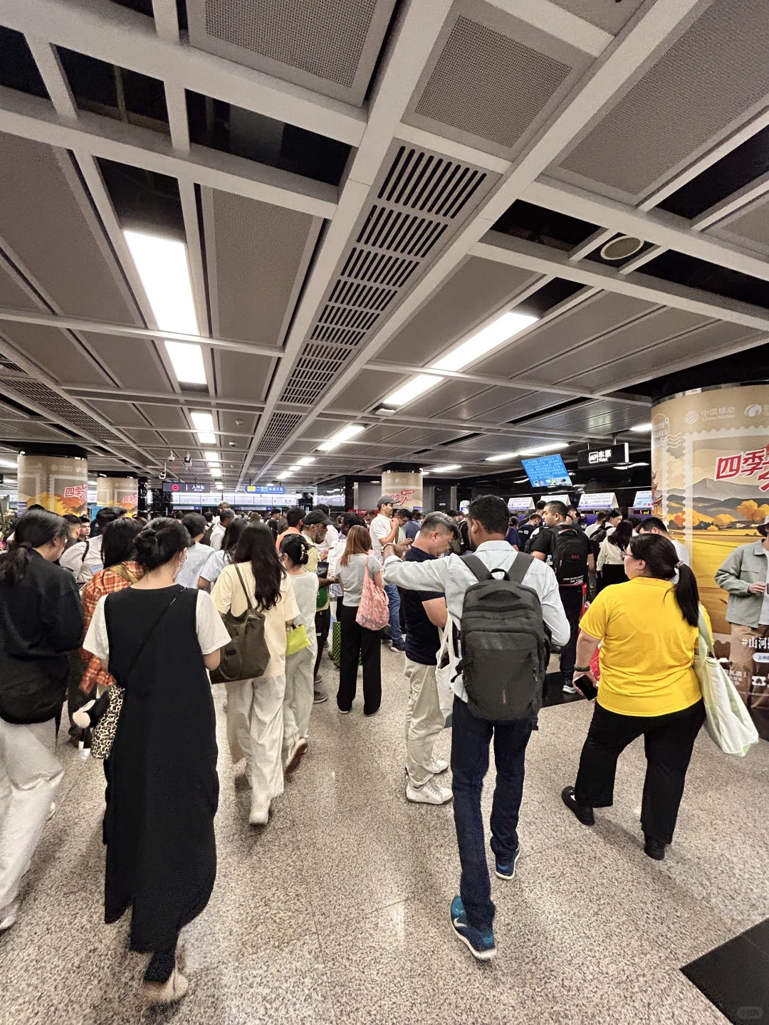 广交会，外国人挤外国人……