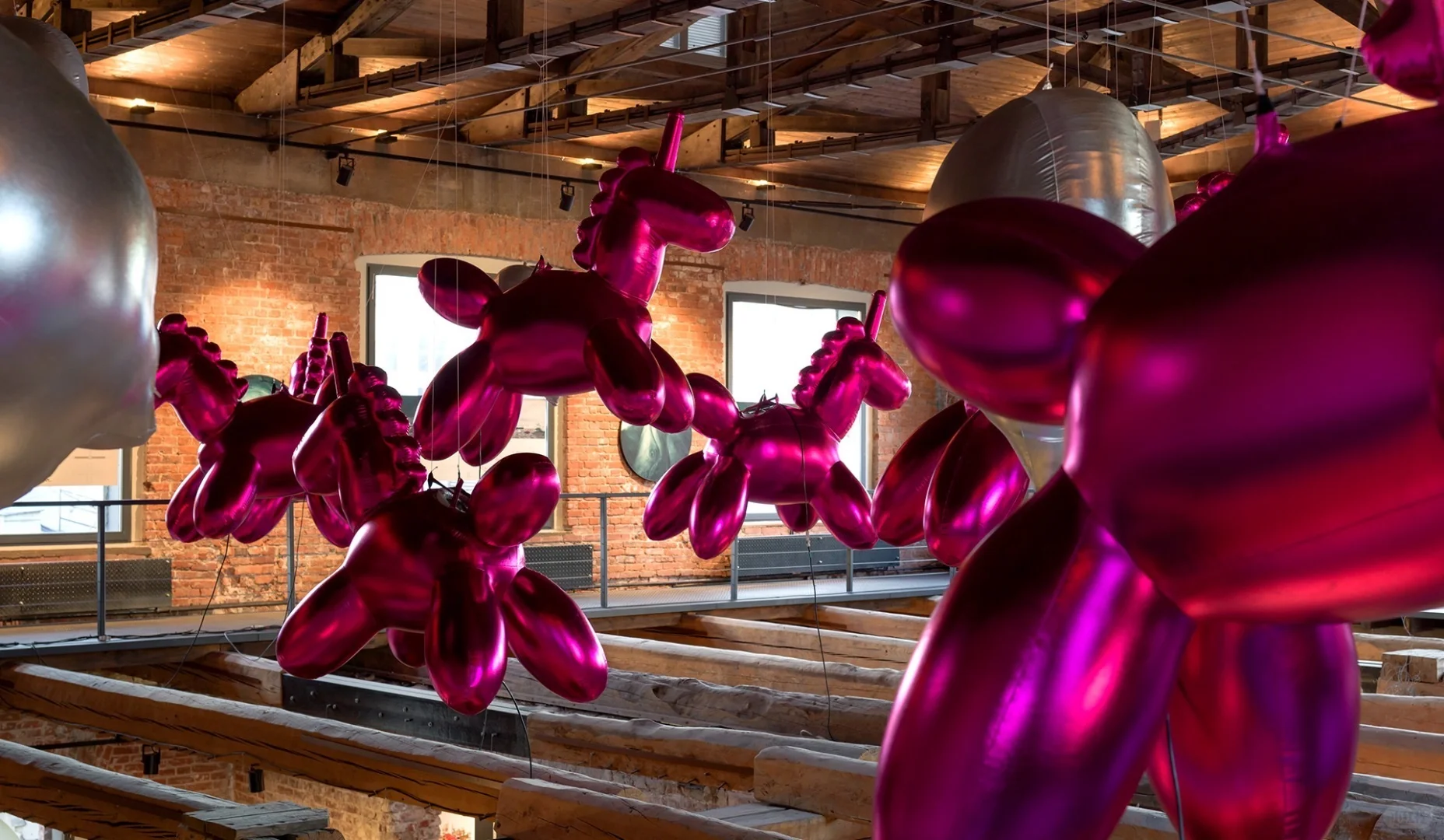 从红砖到炫彩亚克力，这个展把碰撞玩得超绝