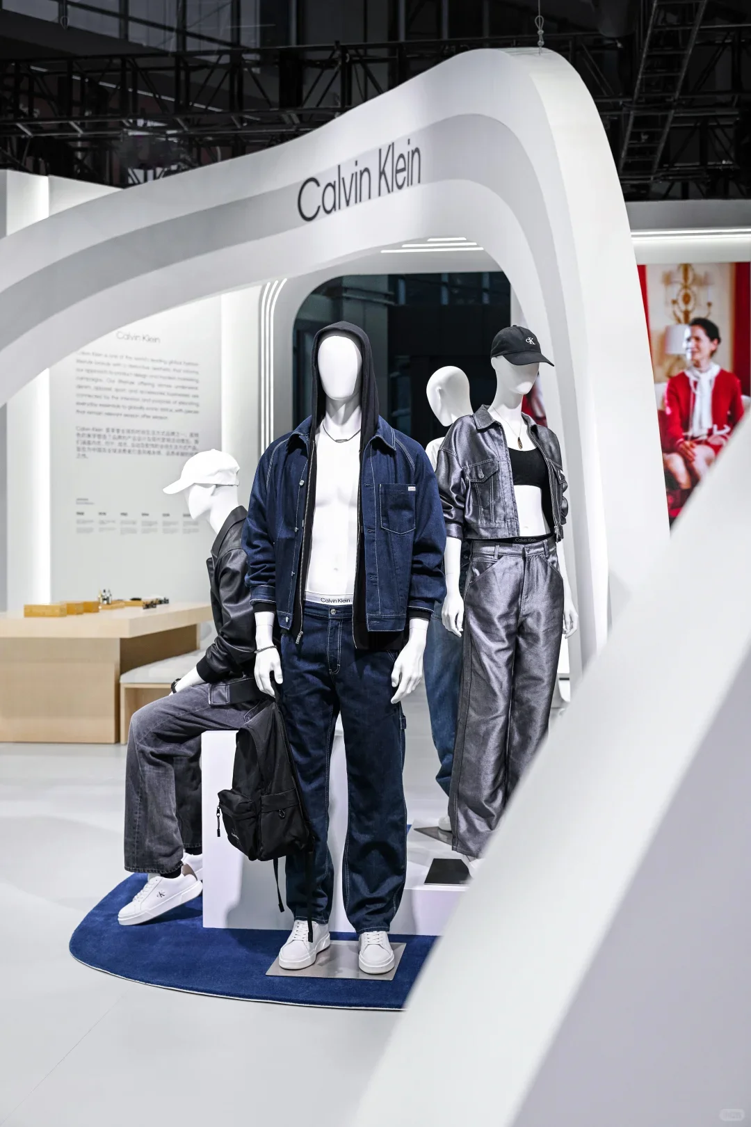 从进博会看趋势:品牌展台艺术 + 科技应用