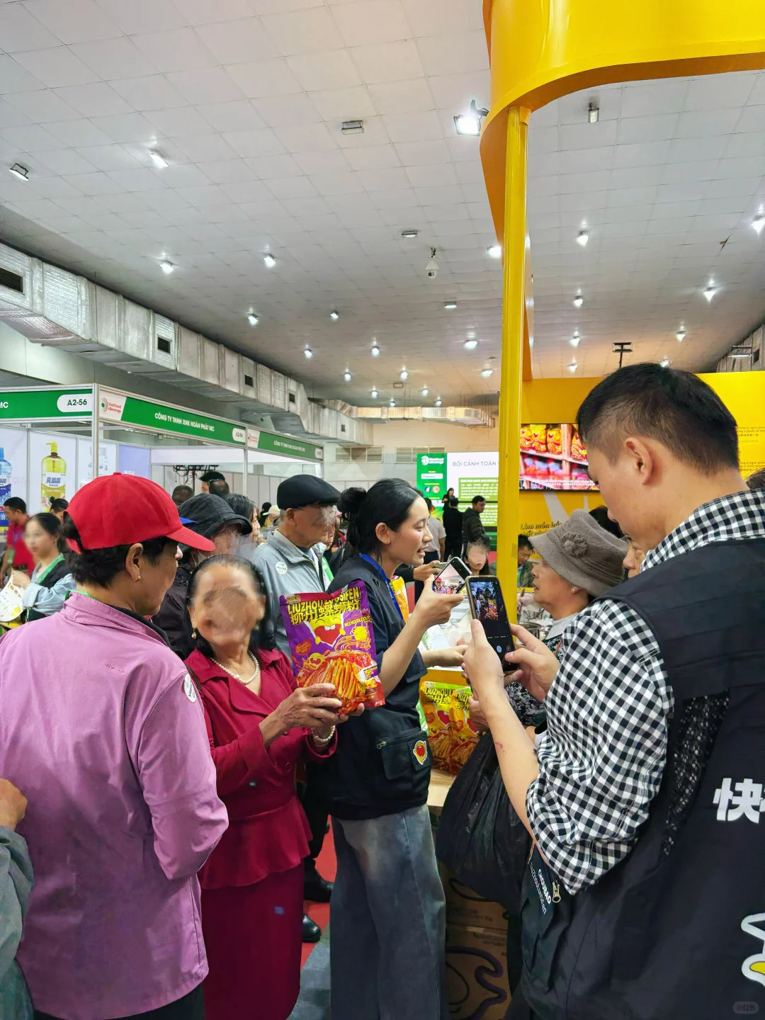 谁懂啊!臭宝展台被挤爆了!香到挪不动脚