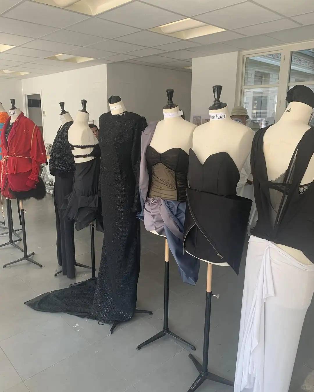 ✨帕森斯巴黎教室里的小型时装展?