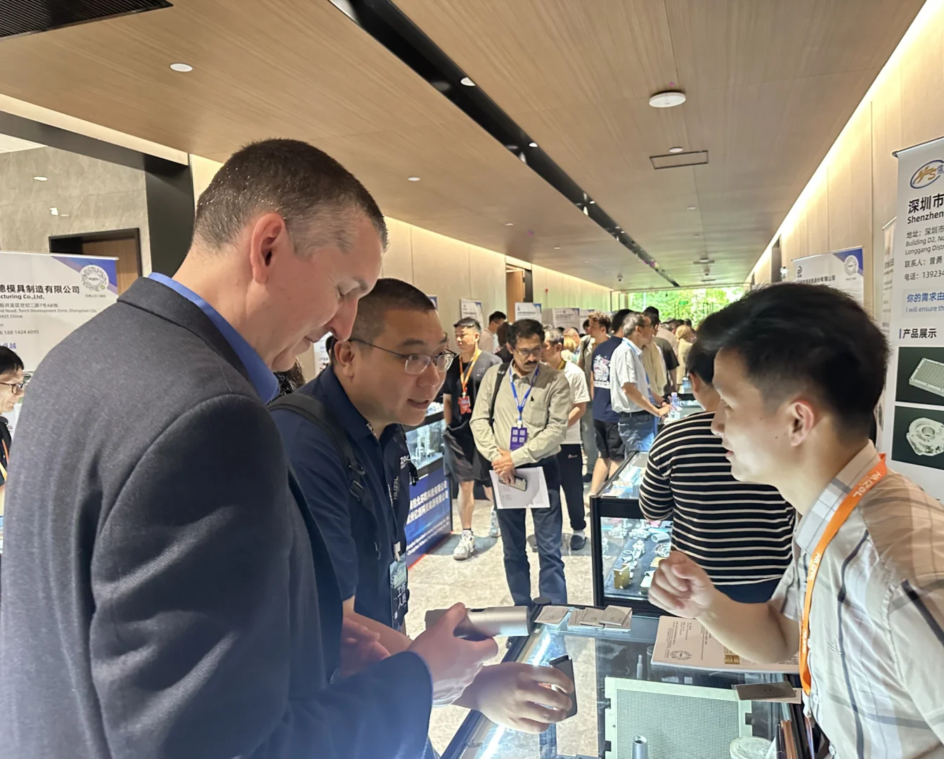 11月22日，上海，超千人线下全球采供对接会