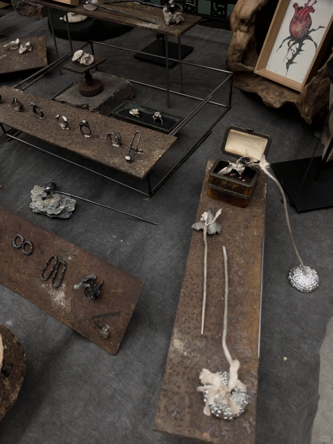 废铁里生长｜工地废料焊出的首饰展陈