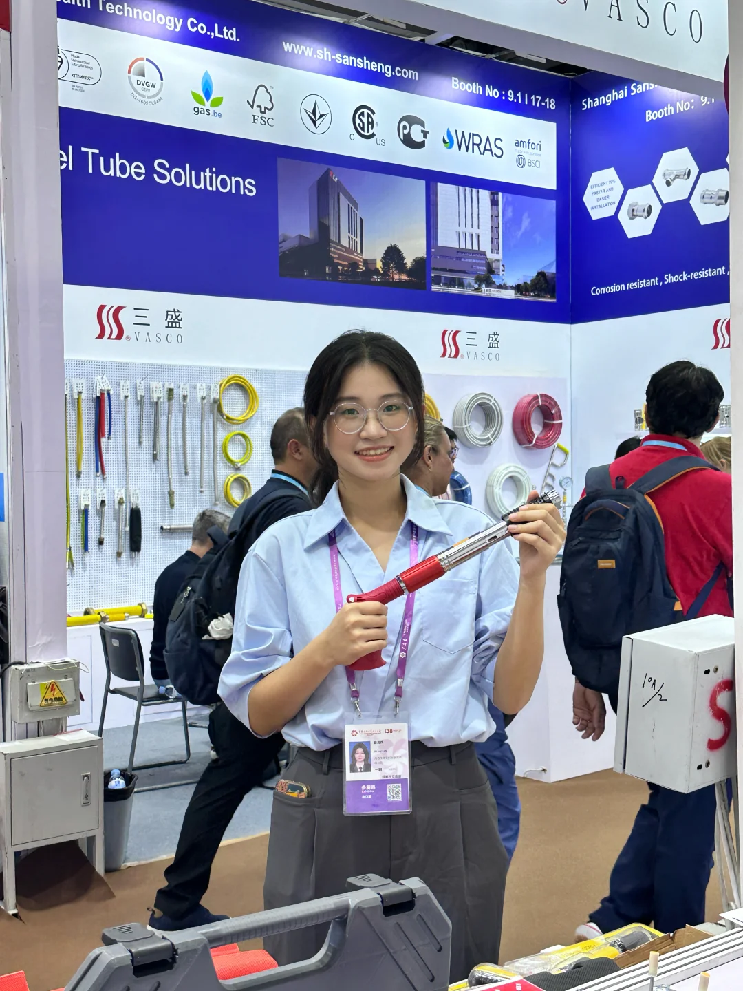 04女大这都能在广交会当英语翻译？！