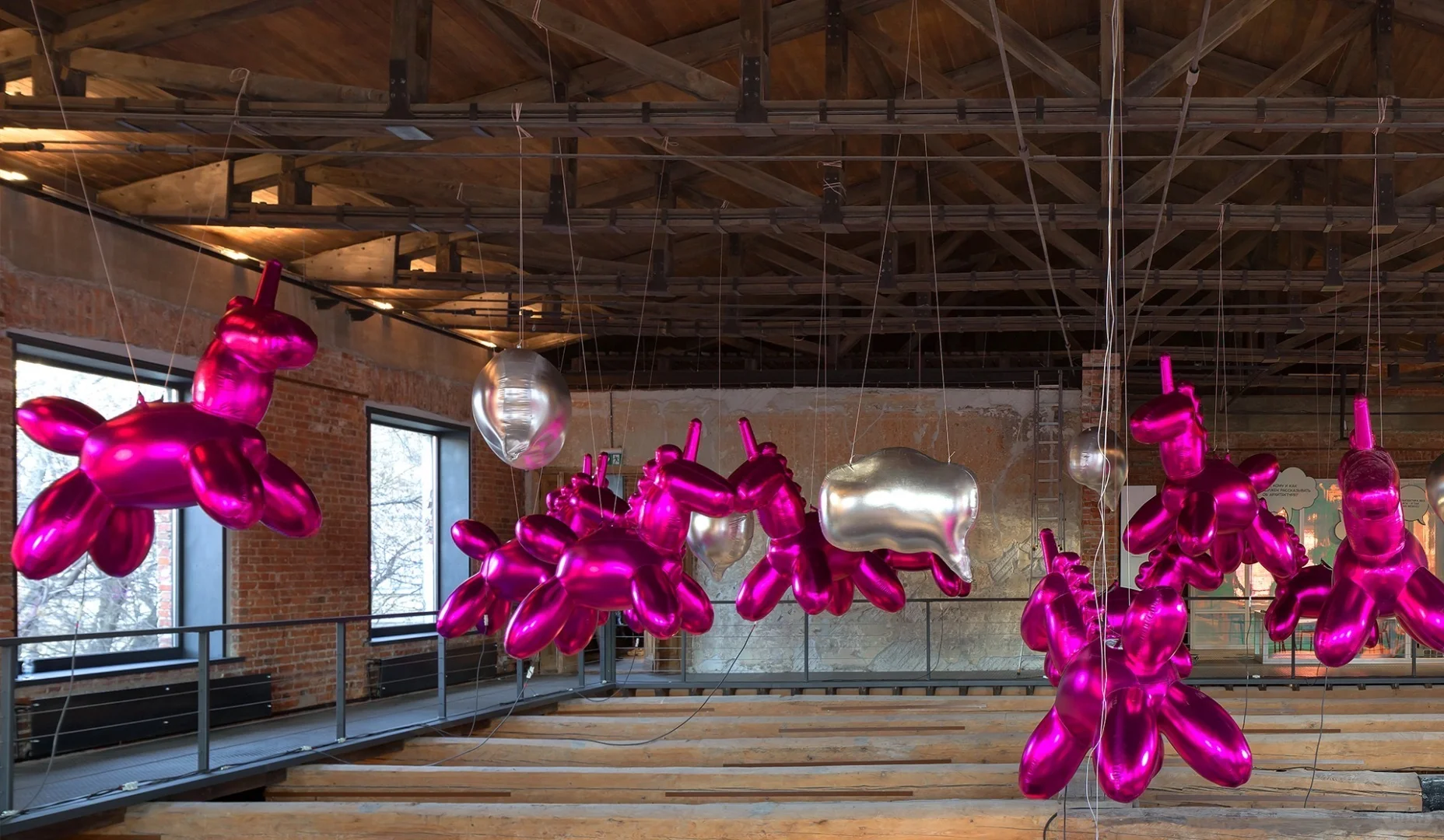 从红砖到炫彩亚克力，这个展把碰撞玩得超绝