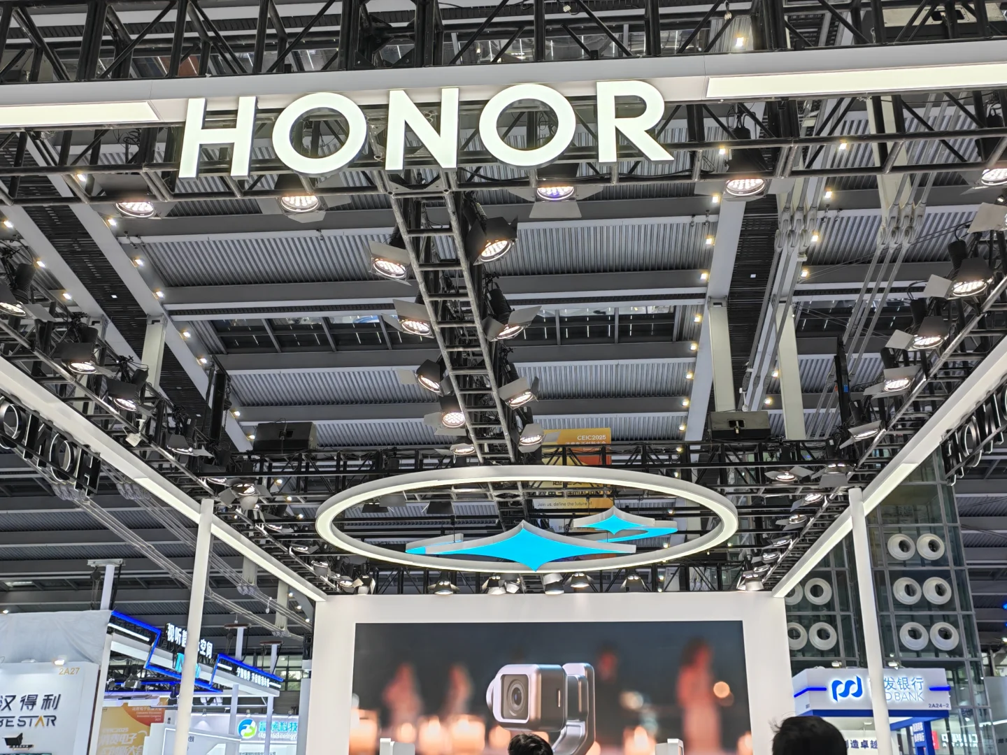 就问你们想不想看!荣耀展台!