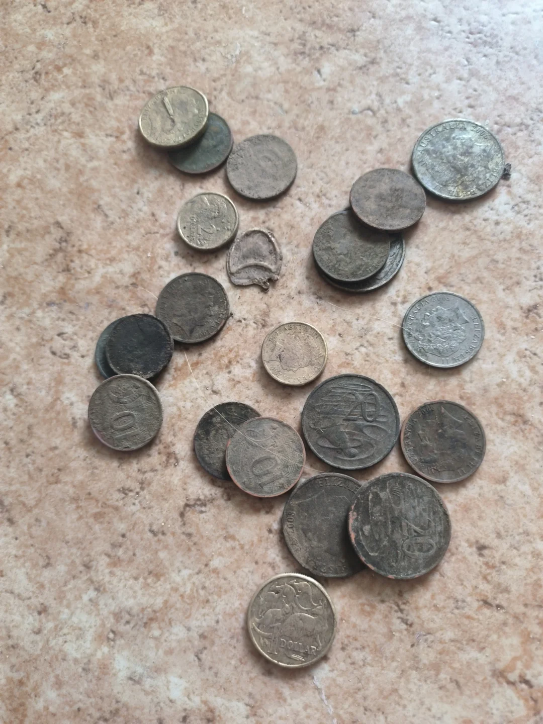 用金属探测器，在学校操场找到的硬币。