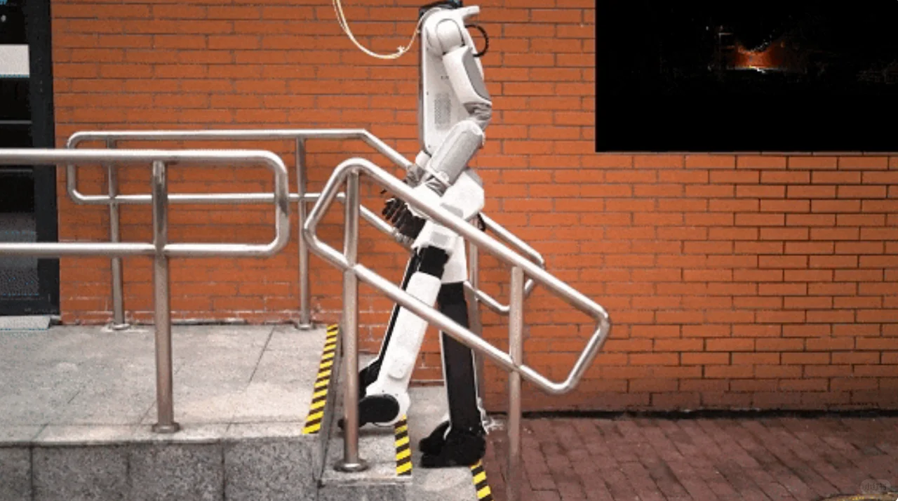 腾讯Robotics X Lab发布居家服务机器人小五