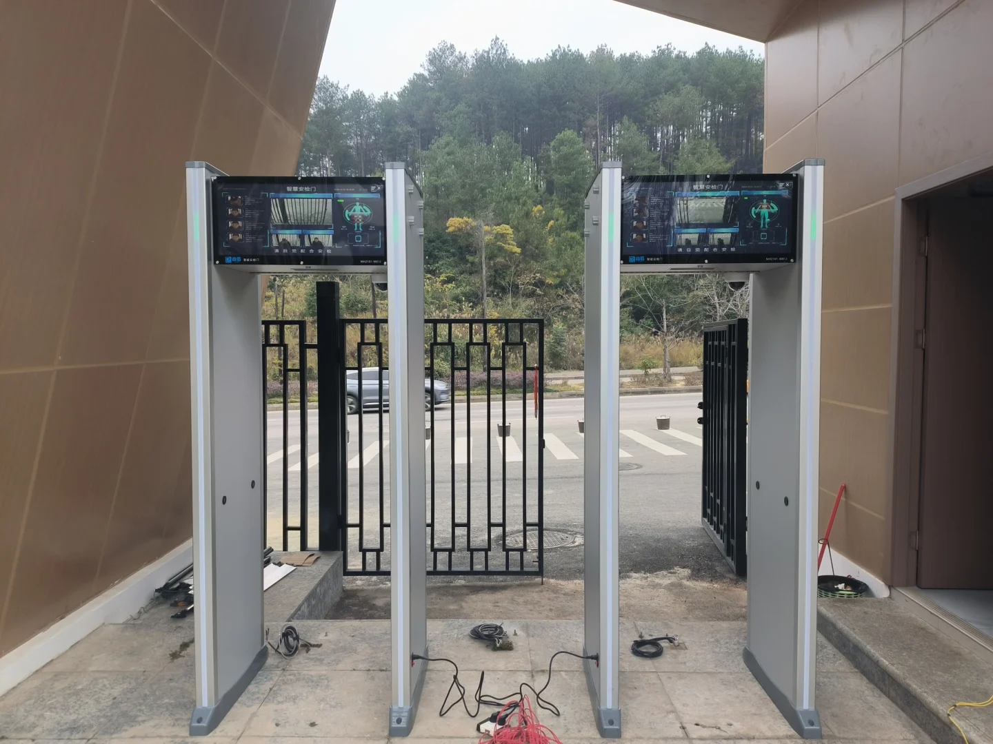 安检门(金属探测门)工作原理