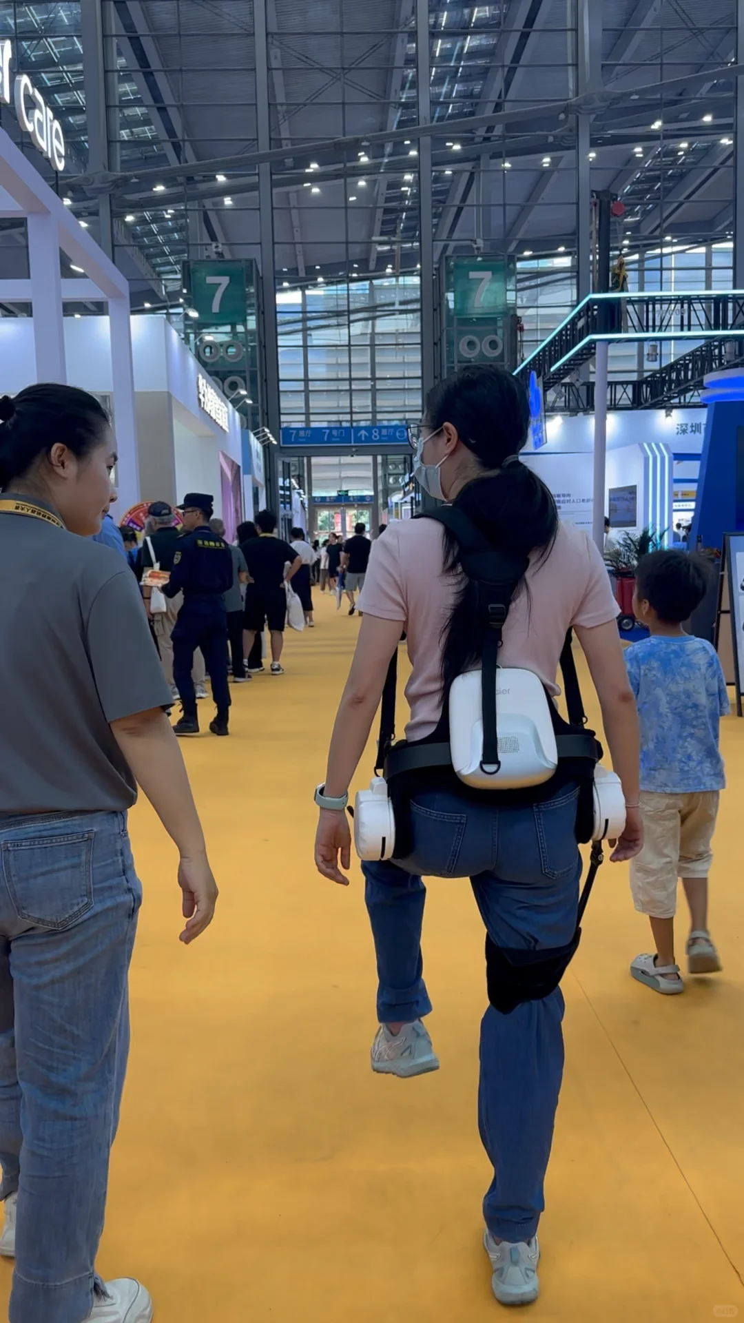 养老展体验~外骨骼机器人