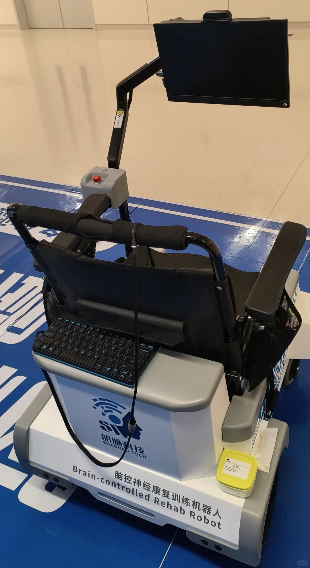 康复治疗师操作脑控轮椅的一天