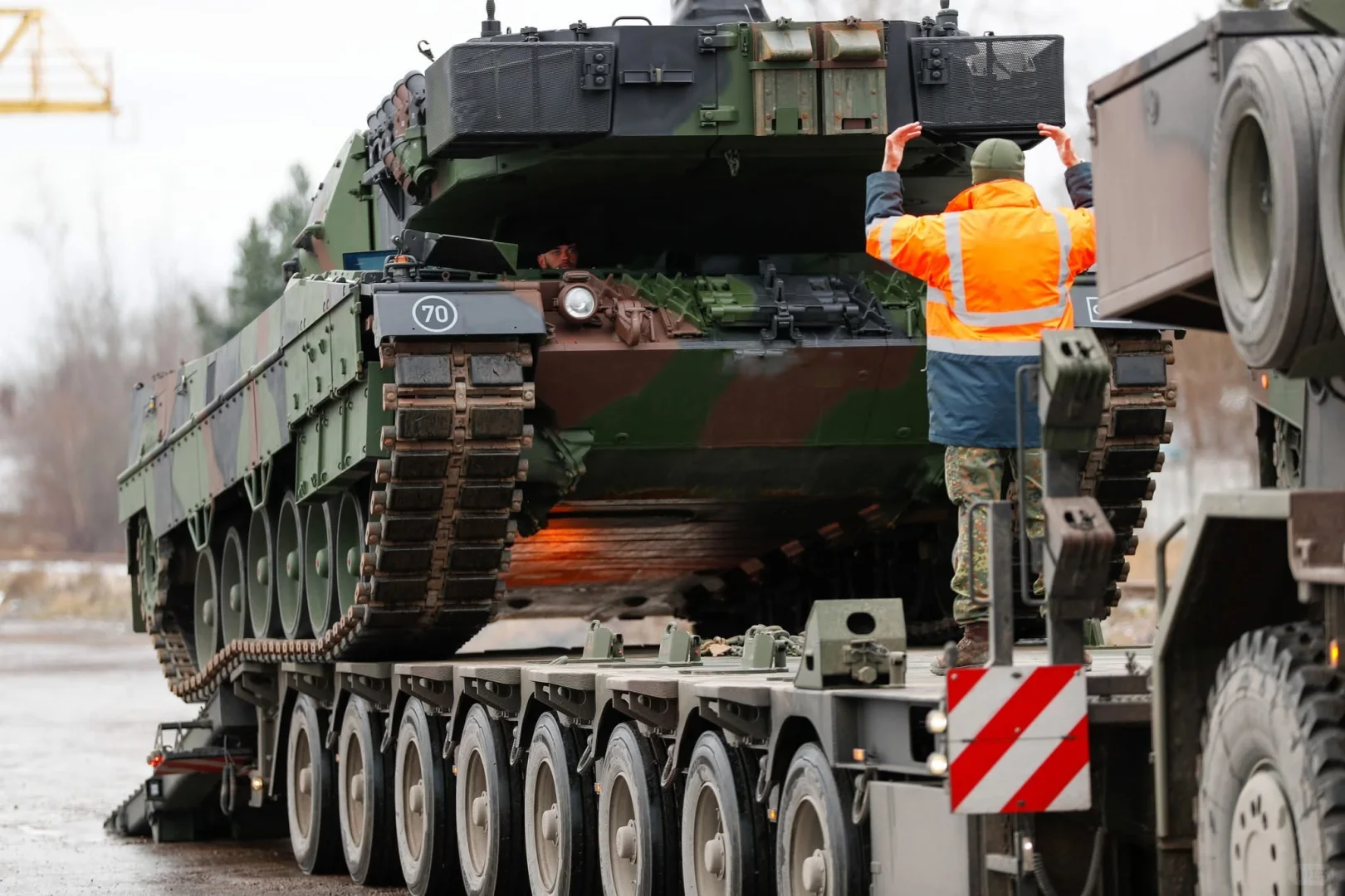 豹式坦克通过铁路和公路运输机动