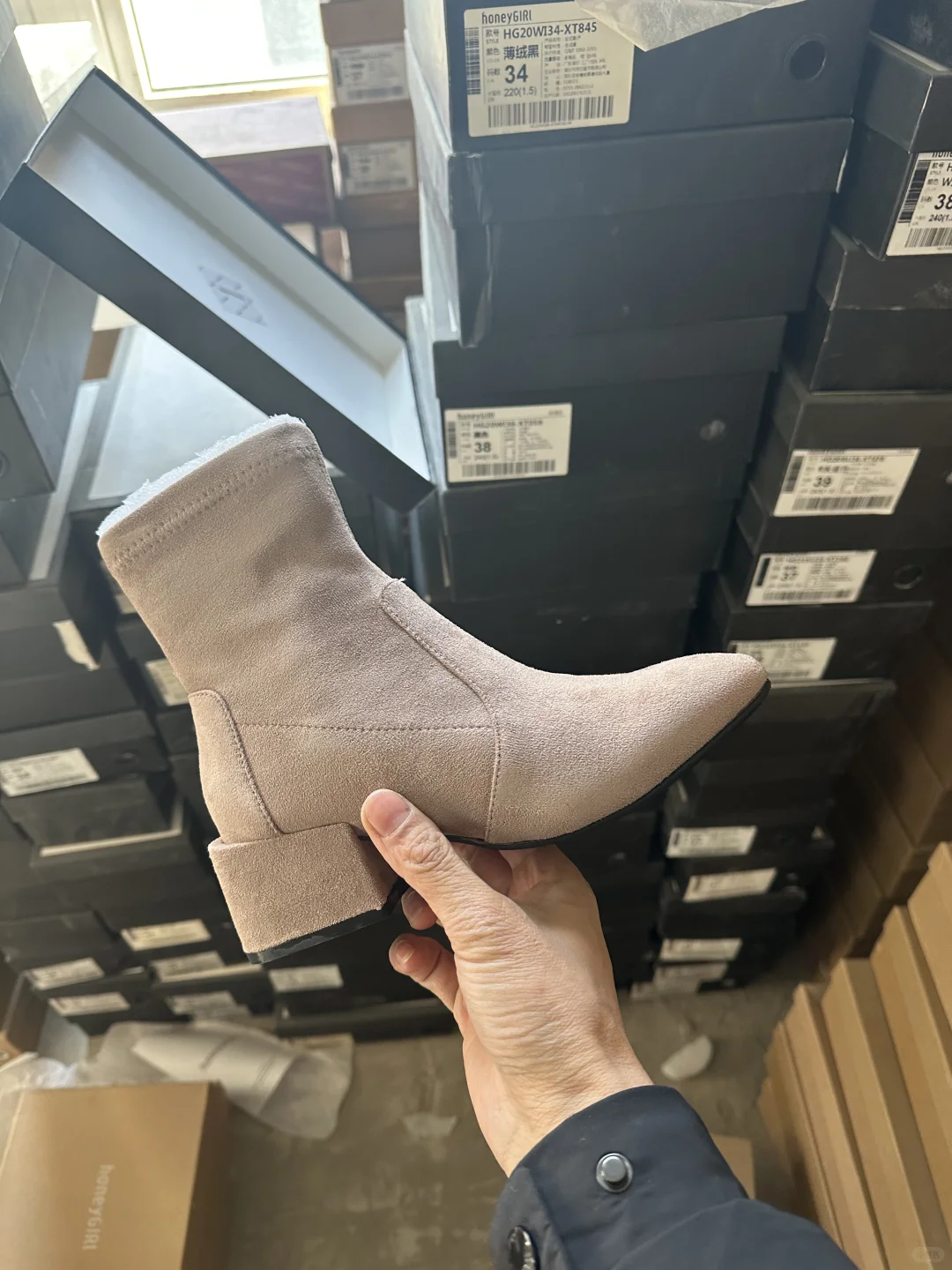 品牌鞋子2万多双