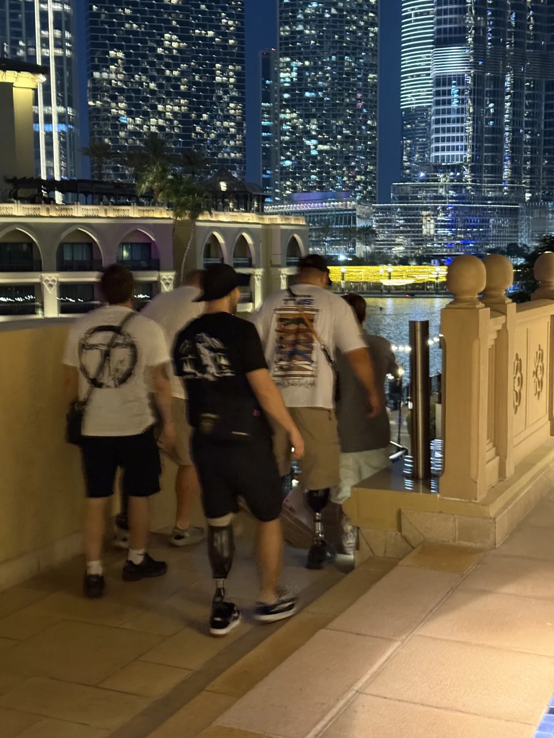 迪拜?一半清醒一半醉?