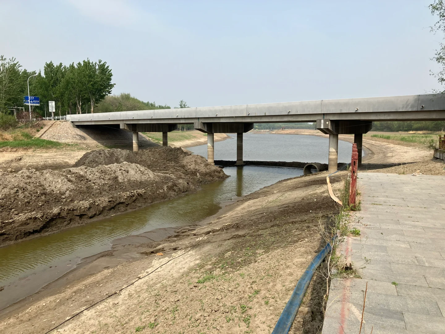 武清，北运河清淤，有人用金属探测器找东西