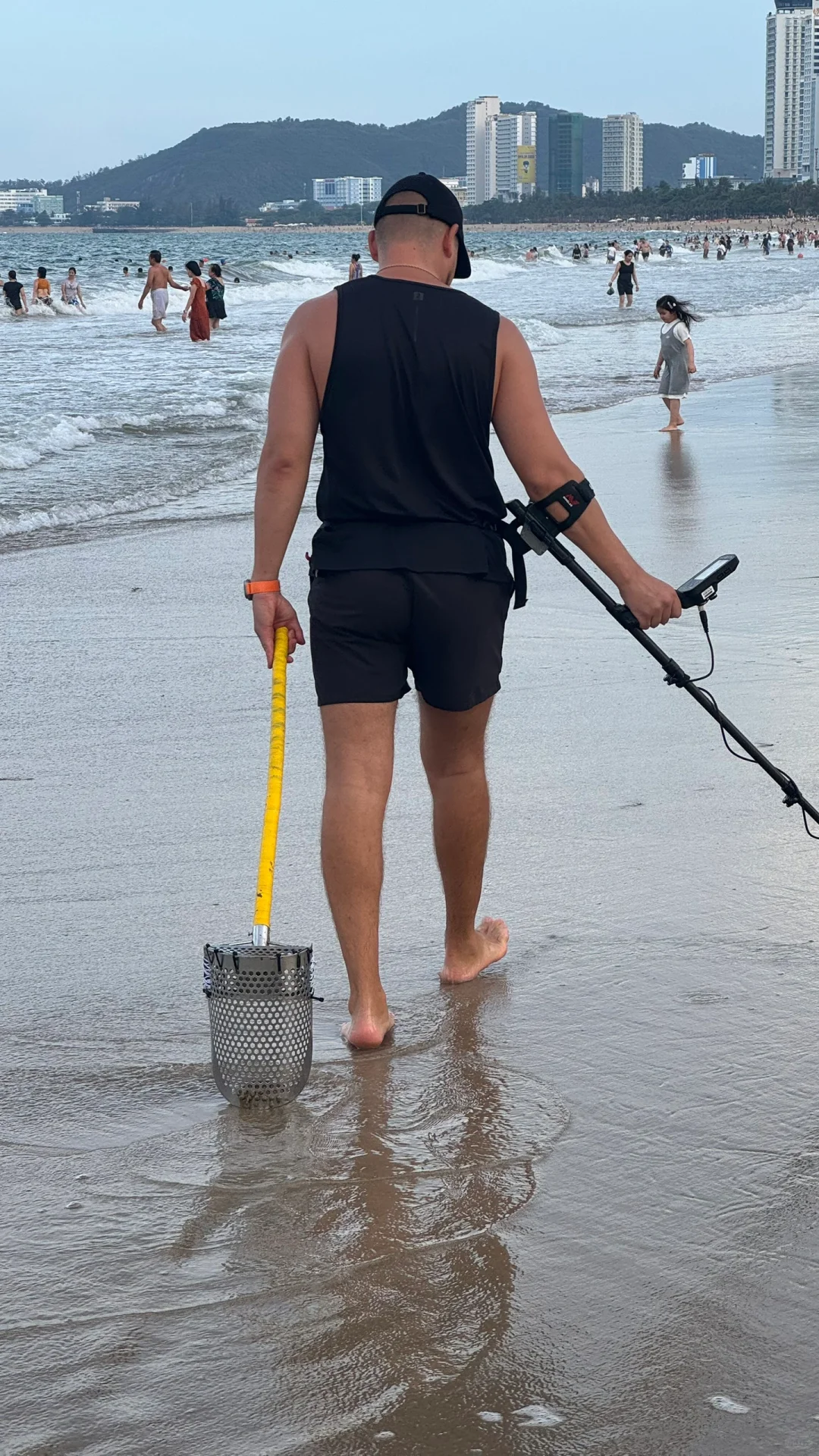 怎么会有人带金属探测仪到海滩上啊