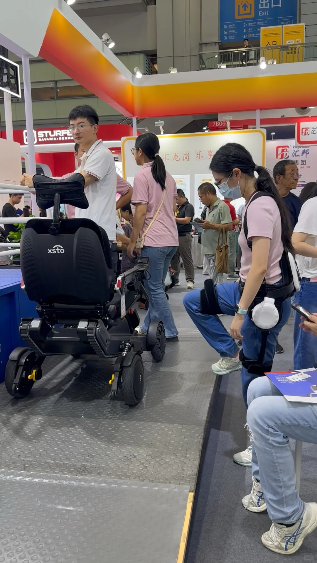 养老展体验~外骨骼机器人