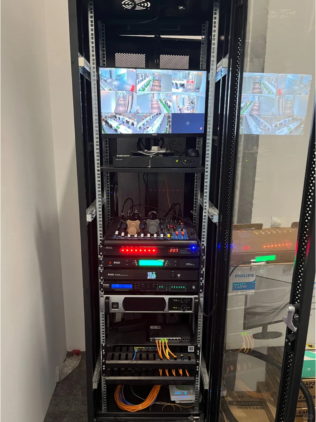 公司弱电机房里的设备都是起什么作用的❓