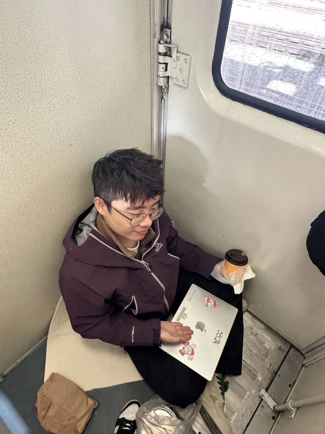 加班设备普通，加班地点就不普通