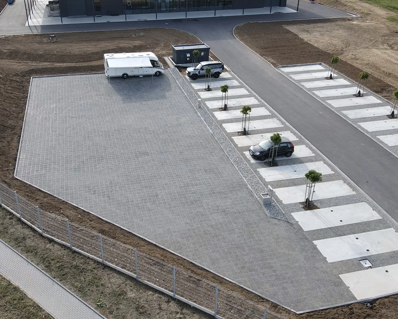 1200平方碎石铺路格停车场铺装完成✅