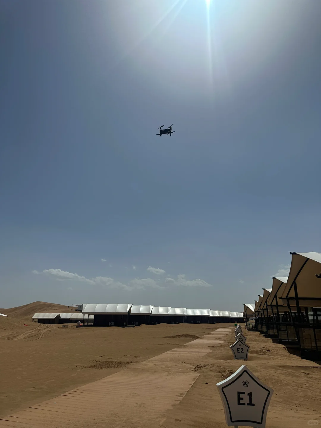 是谁，去沙漠带了金属探测仪？？