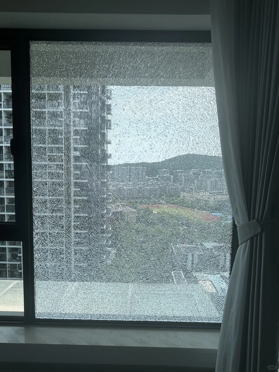 热裂了….换玻璃的师傅总的要价3500，合理吗