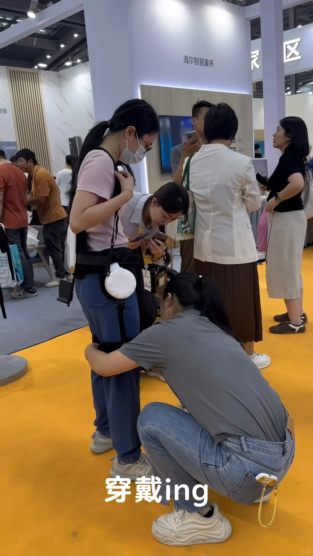 养老展体验~外骨骼机器人