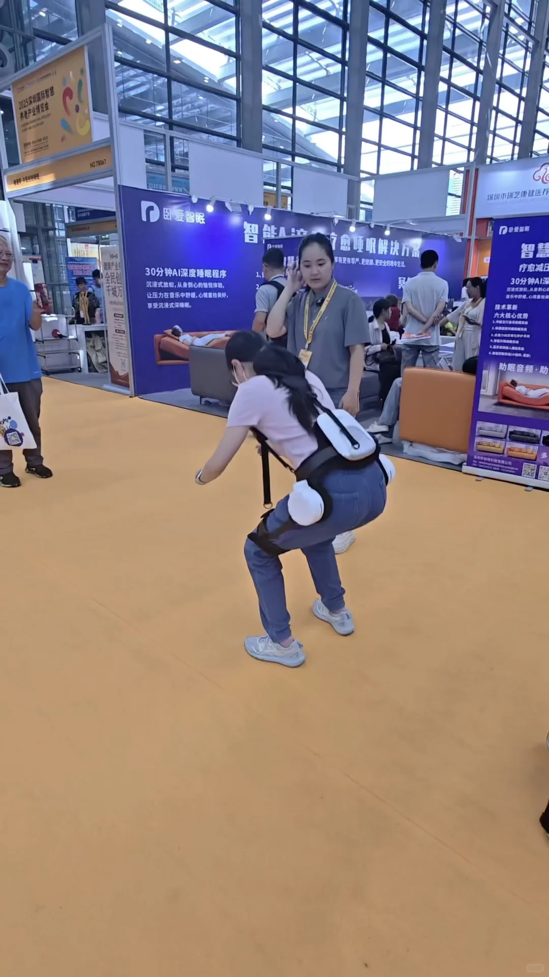 养老展体验~外骨骼机器人