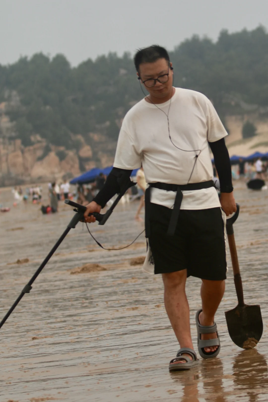 这是在沙滩探测啥呢?