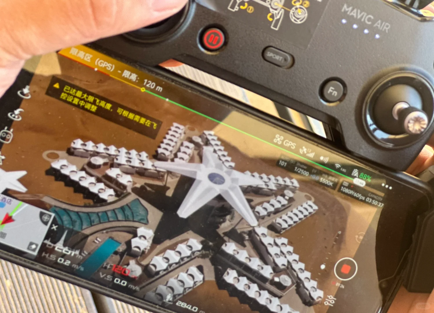 是谁，去沙漠带了金属探测仪？？