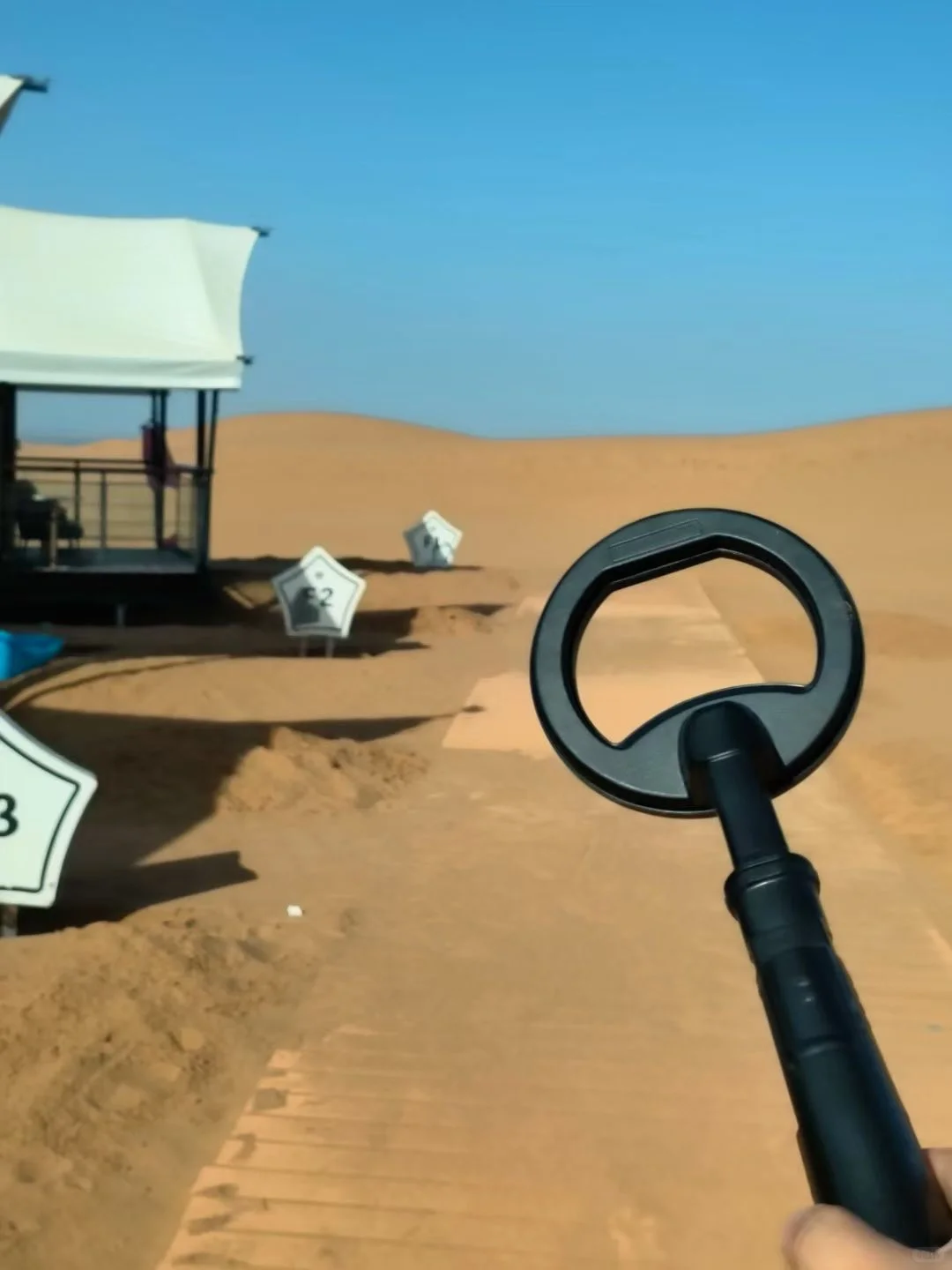 是谁，去沙漠带了金属探测仪？？