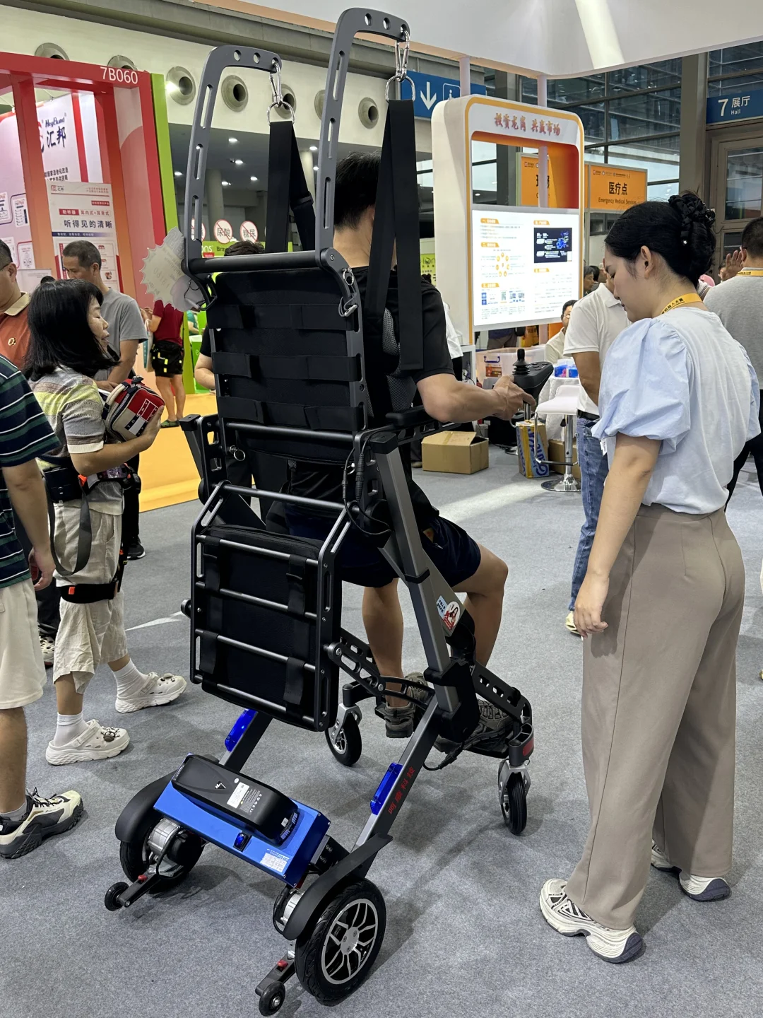 养老展体验~外骨骼机器人