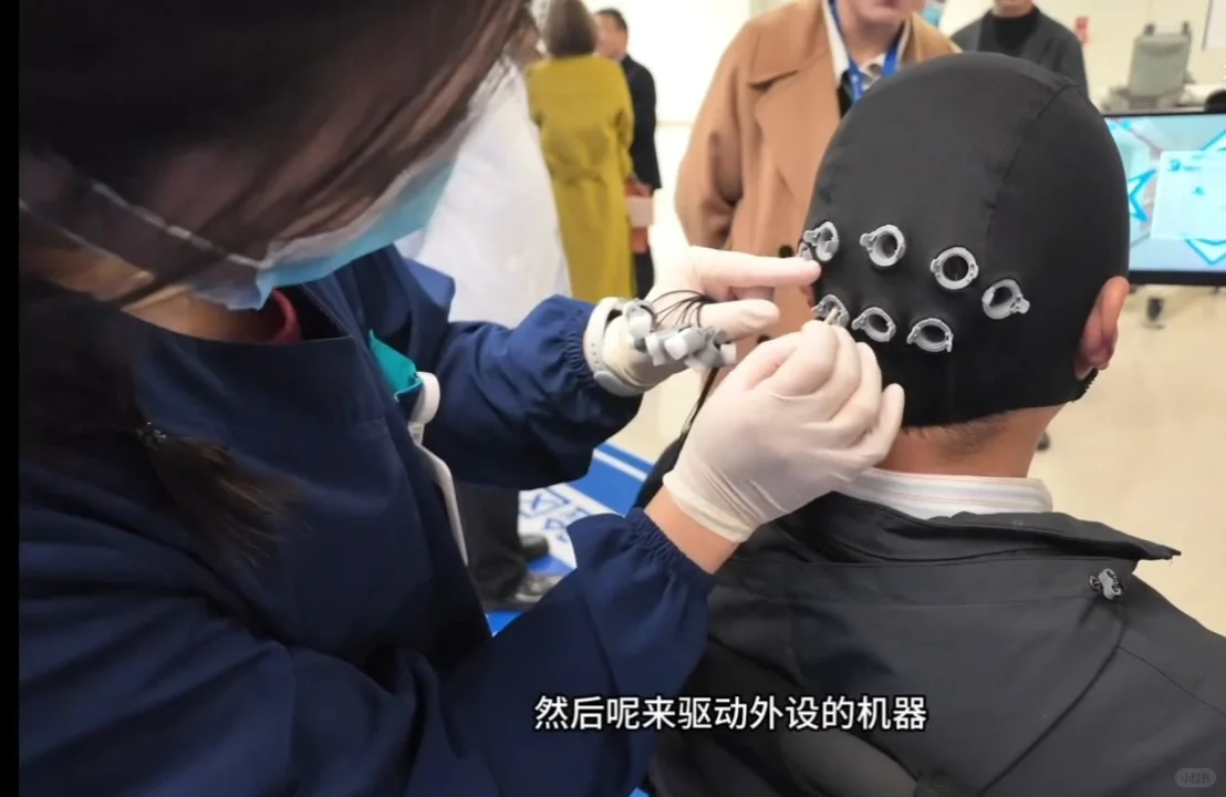 康复治疗师操作脑控轮椅的一天