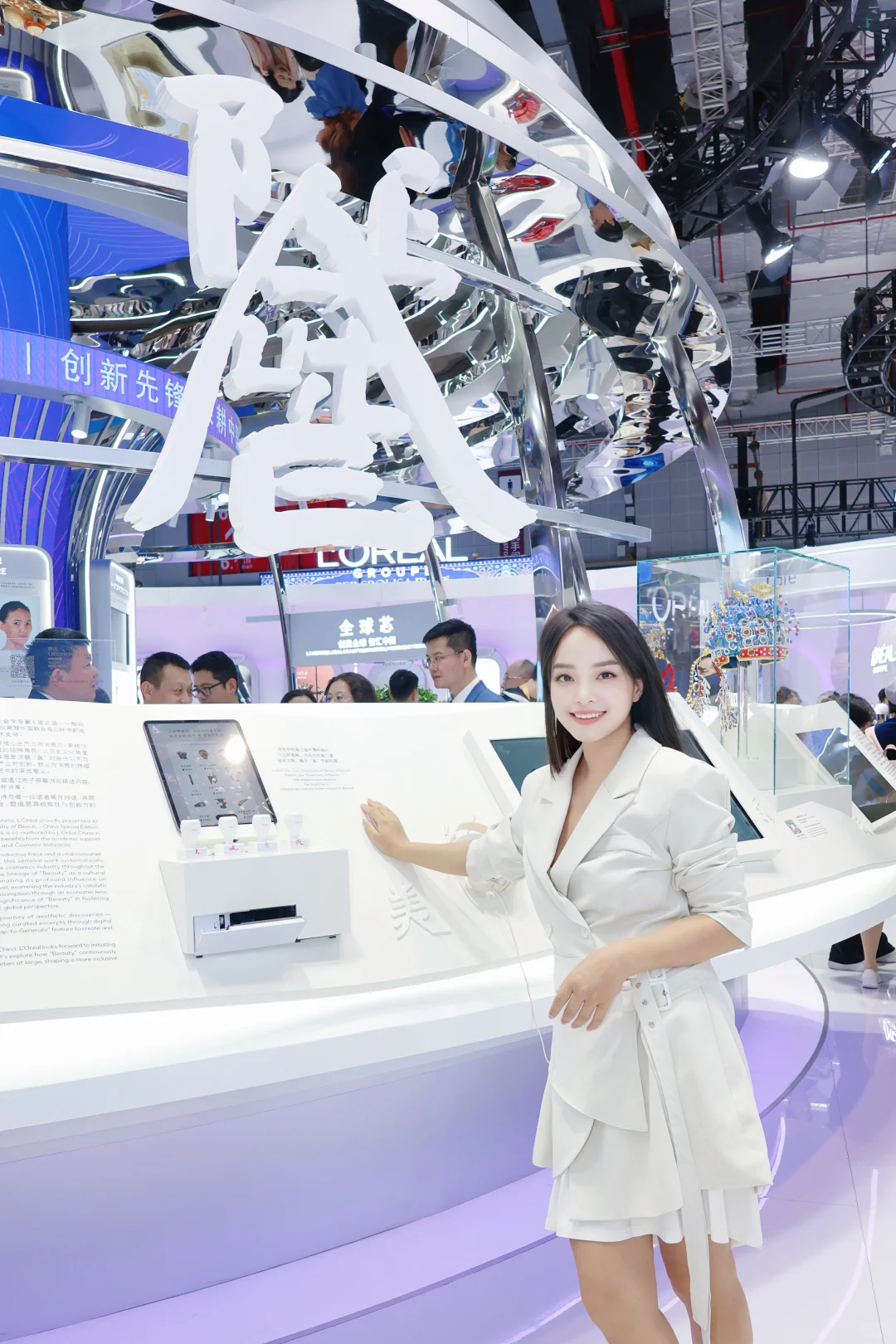 我替你们把欧莱雅“美妆宇宙”搬回家了?