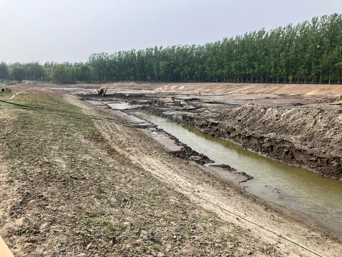 武清，北运河清淤，有人用金属探测器找东西