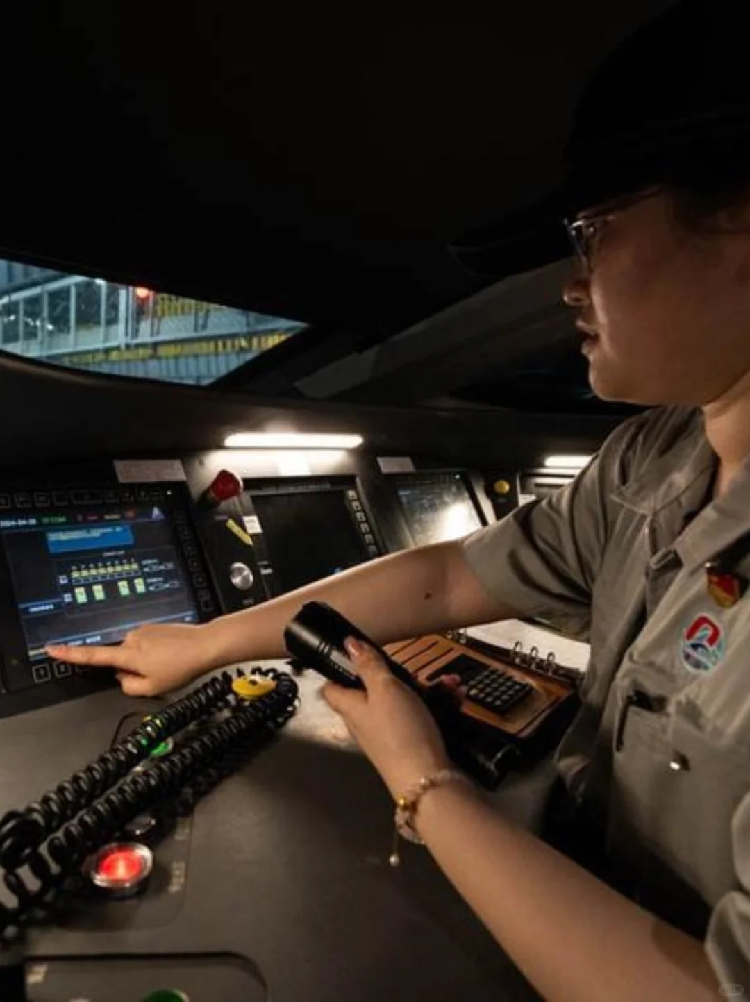 火车司机的“百宝箱”大揭秘!