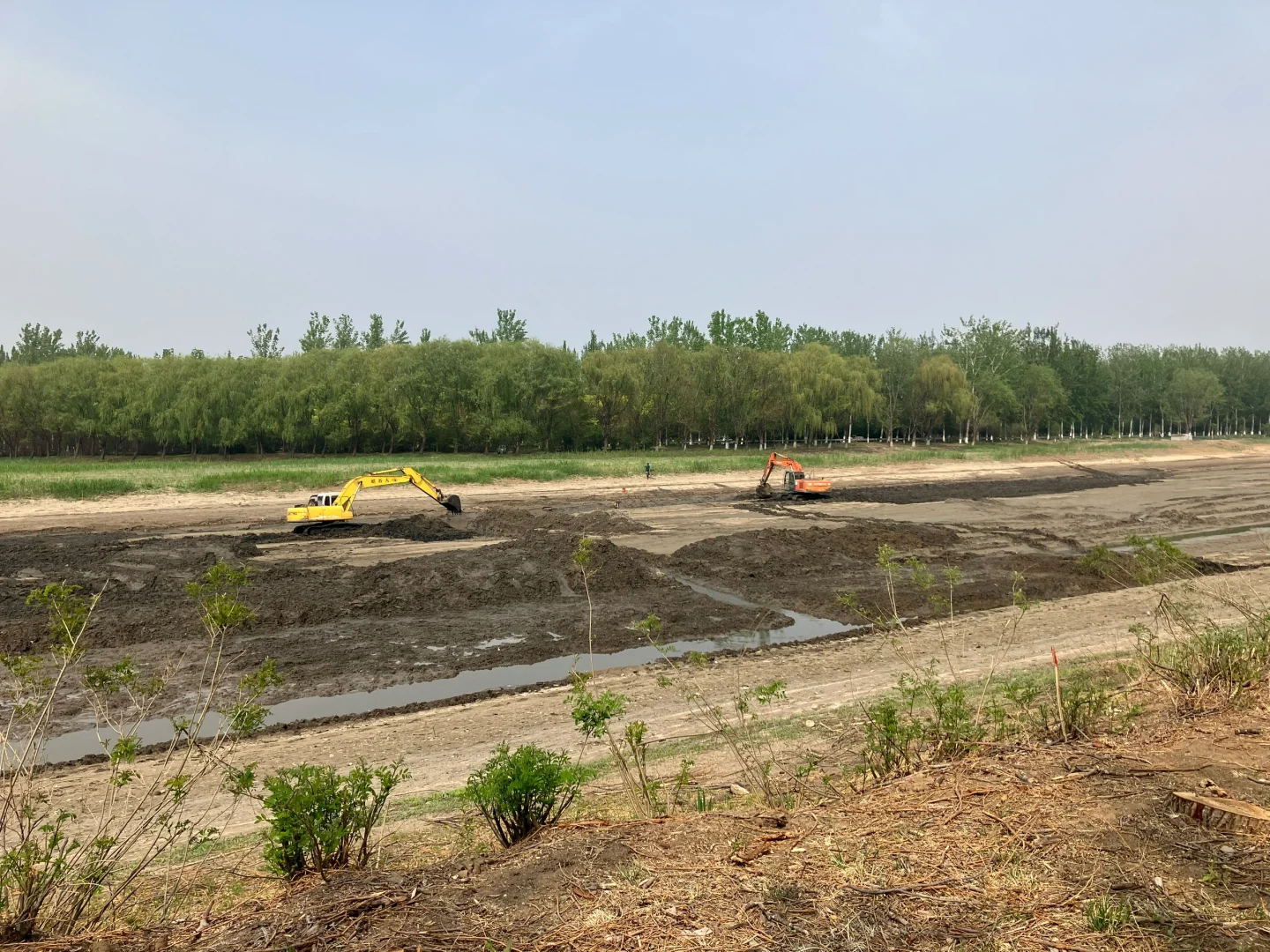武清，北运河清淤，有人用金属探测器找东西
