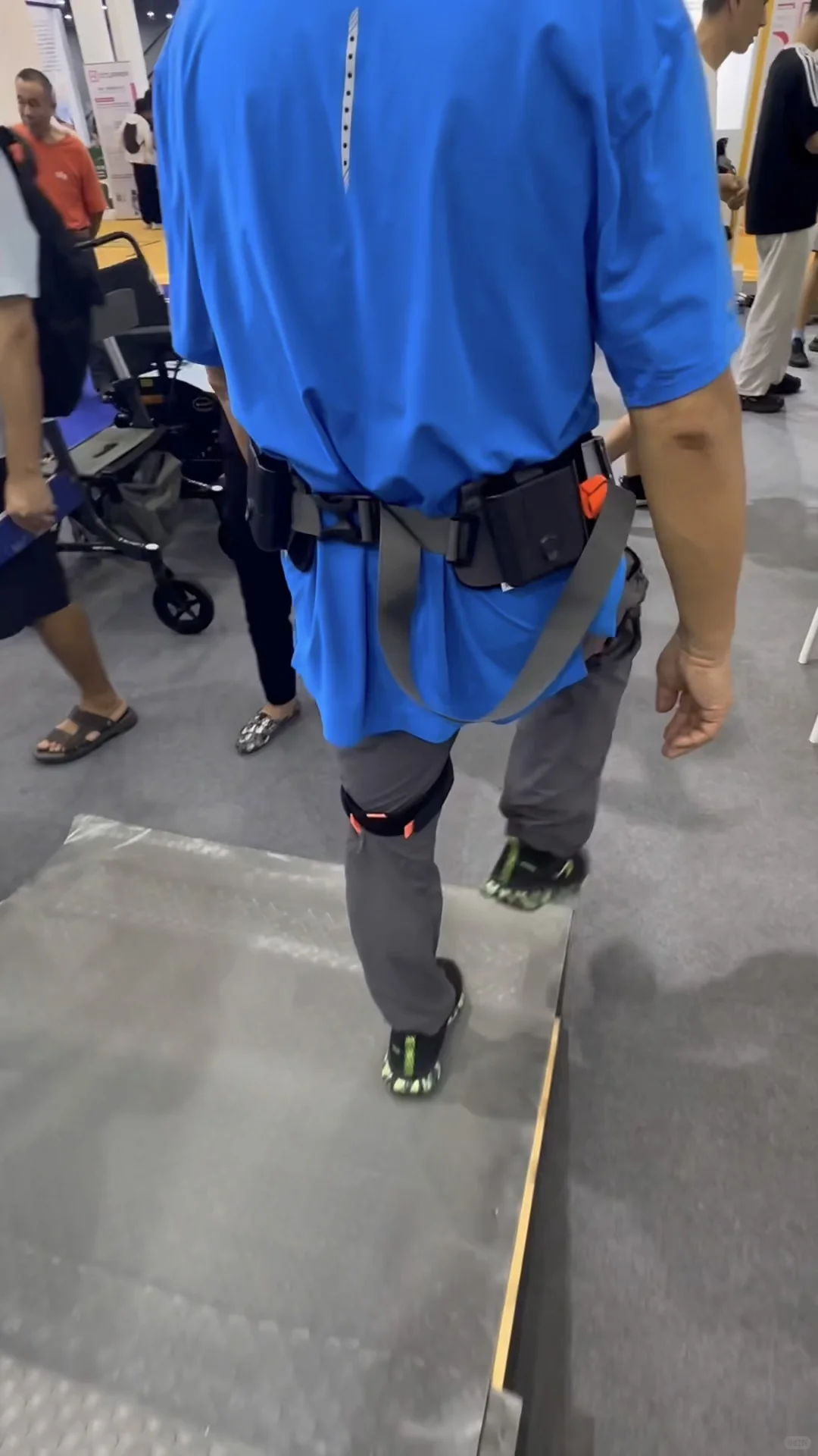 养老展体验~外骨骼机器人